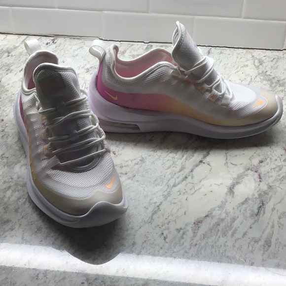 SOLD!! Nike Air Maxis 💛 size 7 💛 —NWT! - Picture 2 of 15